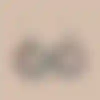 Boucles d'oreilles rondes avec une variété de pierres